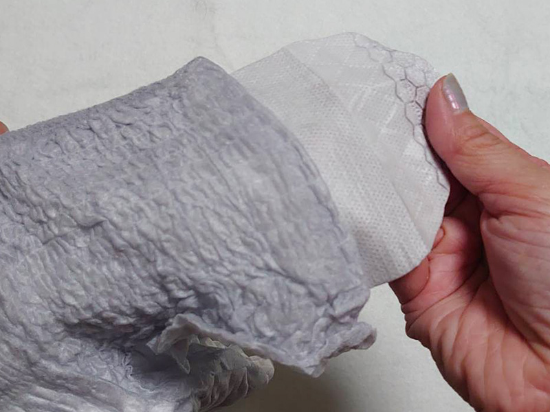 おでかけ交換ショーツ　テープはがす