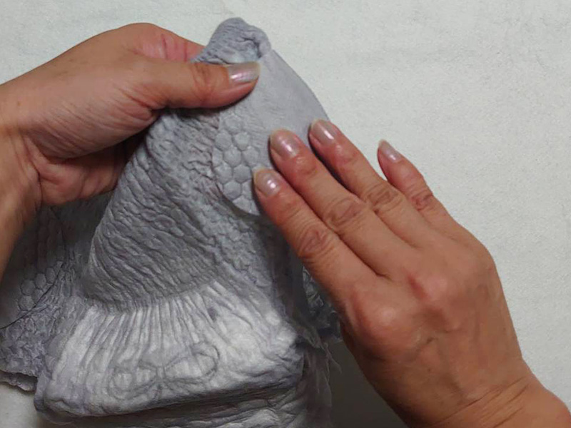 おでかけ交換ショーツ　テープを貼る