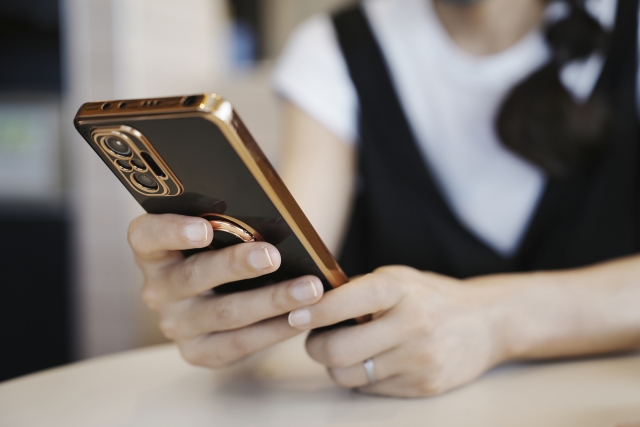 スマホを触る女性